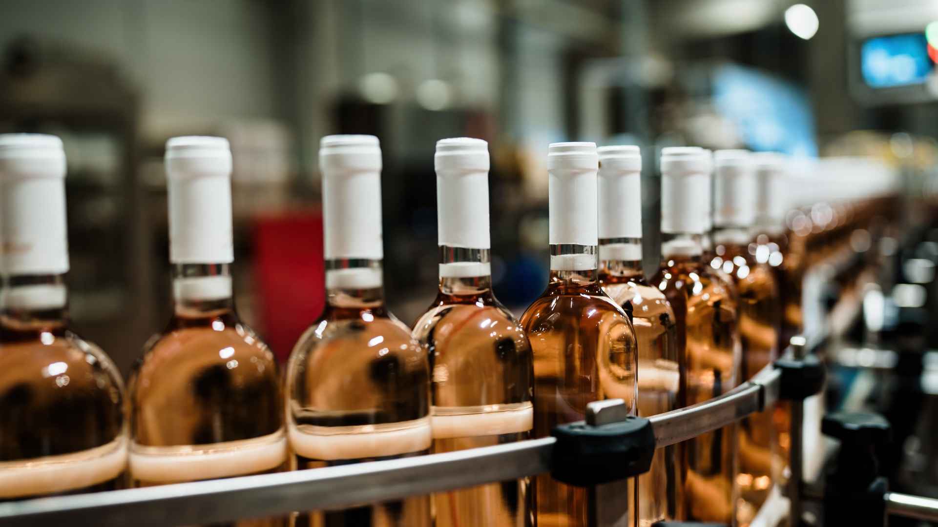 Copa de vino tinto con uvas, símbolo de salud y bienestar